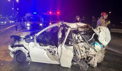 İstanbul’da hafriyat kamyonu ile otomobilin çarpıştığı kazada 5 kişi yaralandı