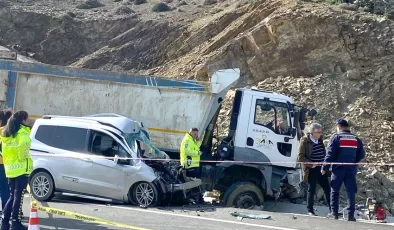 Çanakkale’de kamyon ile hafif ticari aracın çarpıştığı kazada 1 kişi öldü
