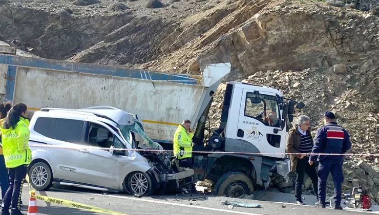 Çanakkale’de kamyon ile hafif ticari aracın çarpıştığı kazada 1 kişi öldü