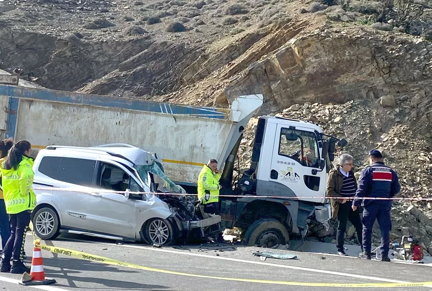 Çanakkale’de kamyon ile hafif ticari aracın çarpıştığı kazada 1 kişi öldü