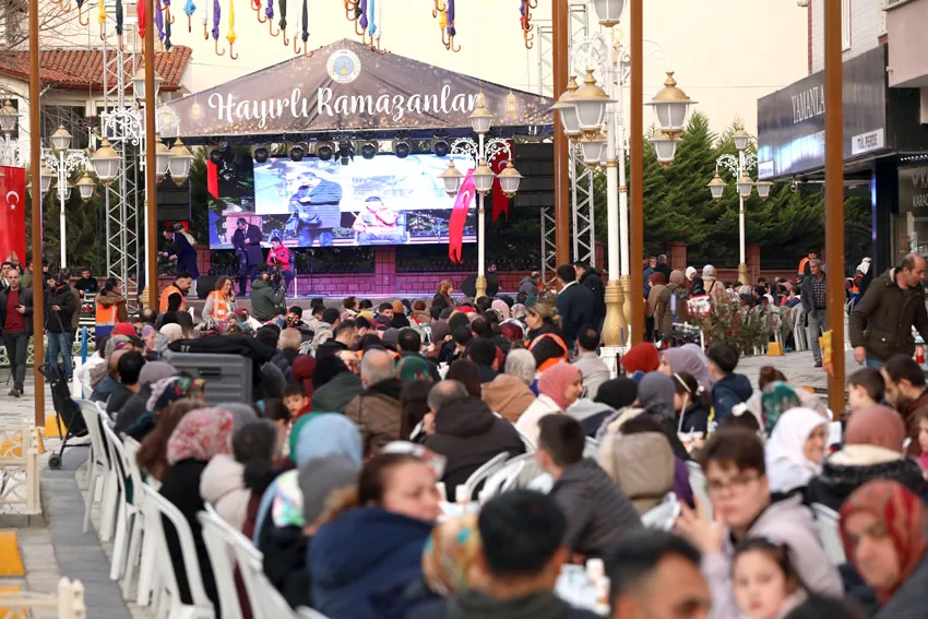 Tekirdağ’da 5 bin kişi ramazanın ilk iftarında bir arada oruç açtı