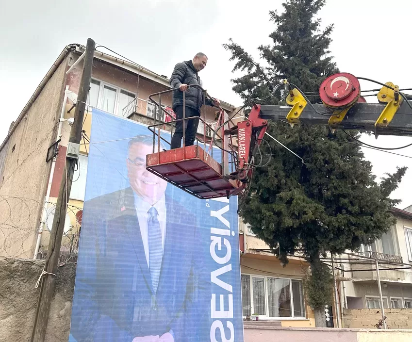 Rakibinin bir grup genç tarafından indirilen posterini vinç yardımıyla yerine astı