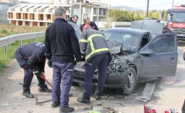 Kocaeli’de belediye otobüsüyle çarpışan otomobilin sürücüsü yaralandı