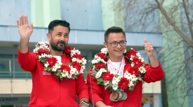 Dünya şampiyonu down sendromlu milli atlet Emirhan Tekirdağ’da törenle karşılandı
