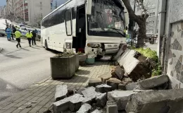 Bursa’da freni arızalanan otobüs, bir araca ve demir korkuluklara çarptı