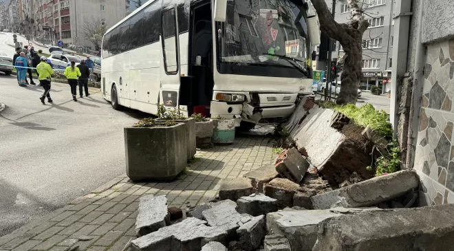 Bursa’da freni arızalanan otobüs, bir araca ve demir korkuluklara çarptı