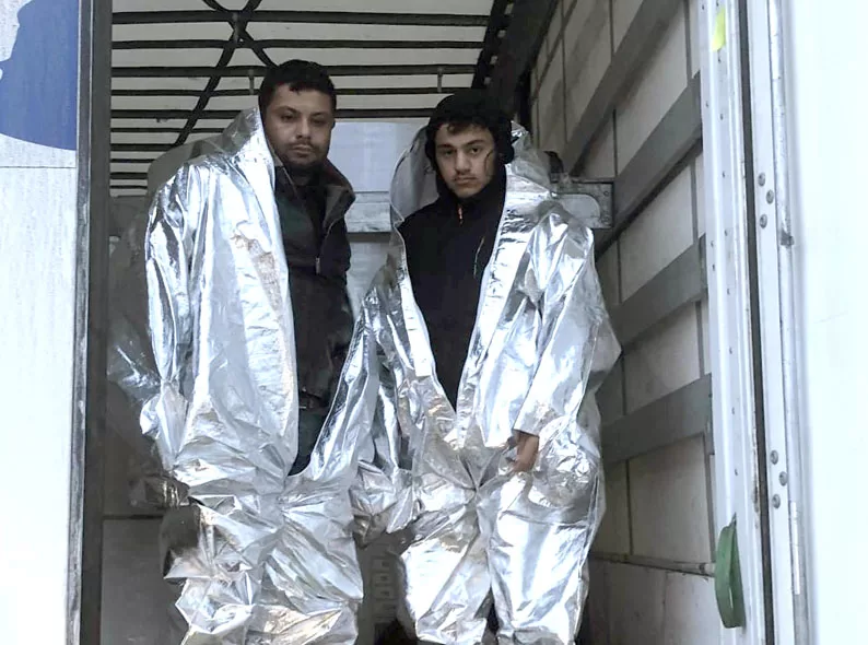 X-Ray’a yakalanmamak için alüminyum kaplı kıyafet giydiler