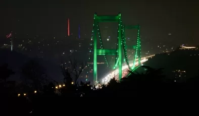 İstanbul’da iki köprü Yeşilay Haftası için ışıklandırıldı