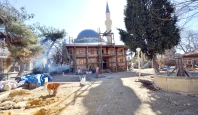 513 yıllık camideki restorasyon sürüyor       