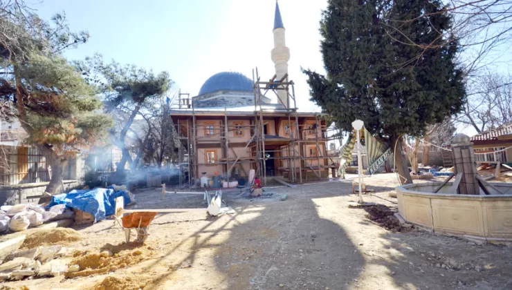 513 yıllık camideki restorasyon sürüyor       