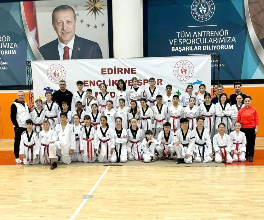 Genç Taekwondocular birincilik mücadelesi verdi