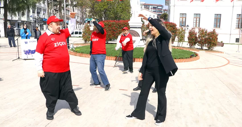Tekirdağ’daki farkındalık etkinliğinde down sendromlu öğrenciler dans gösterisi sundu