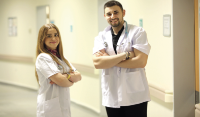 Doktor çift, hastalarının sağlığı için ayrı şehirlerde mesai yapıyor
