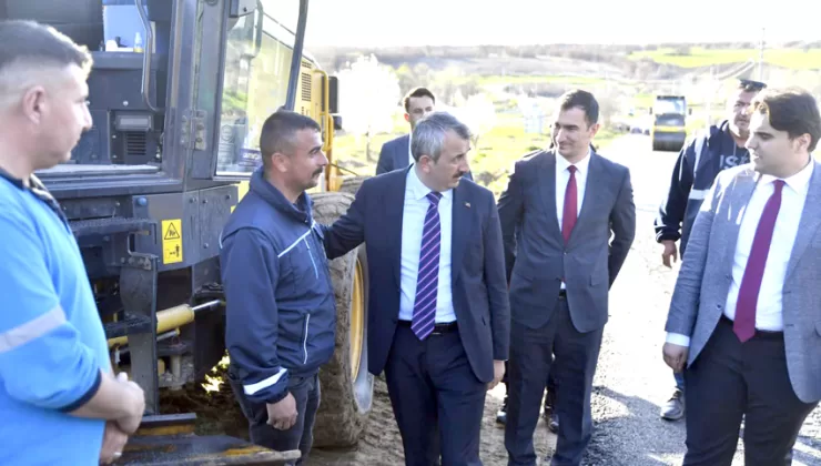 Edirne İl Özel İdaresinin köy yollarındaki sıcak asfalt çalışmaları sürüyor