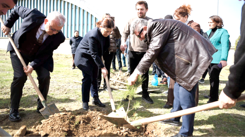 Sağlık Çalışanları Yaşam Fidanlığı’nda ilk fidanlar toprakla buluştu