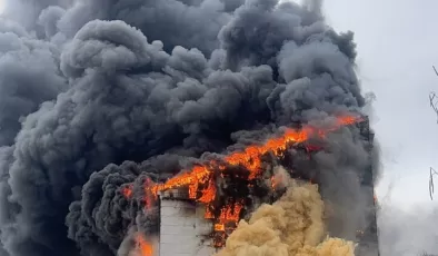 Kosova’daki plastik fabrikasında yangın sürüyor