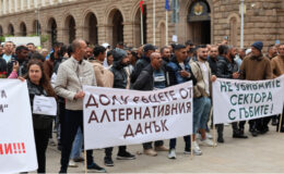 Bulgaristan’da Mantar Toplayıcıları’nda Parlamento önünde protesto