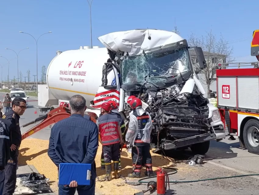 Sakarya’da arıza yapan TIR’a çarpan tankerdeki 1 kişi öldü, 1 kişi yaralandı