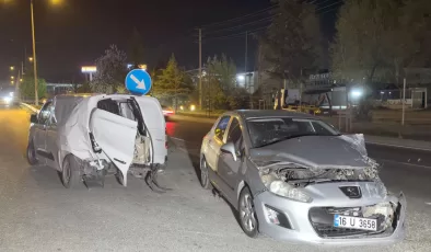 Bursa’da otomobil ile hafif ticari aracın çarpıştığı kazada 9 kişi yaralandı