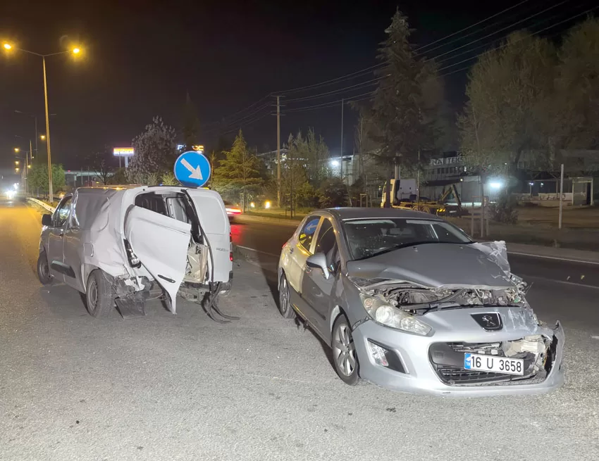 Bursa’da otomobil ile hafif ticari aracın çarpıştığı kazada 9 kişi yaralandı