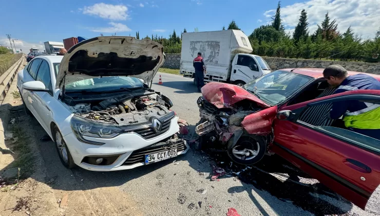 Kocaeli’de iki otomobilin çarpıştığı kazada 5 kişi yaralandı