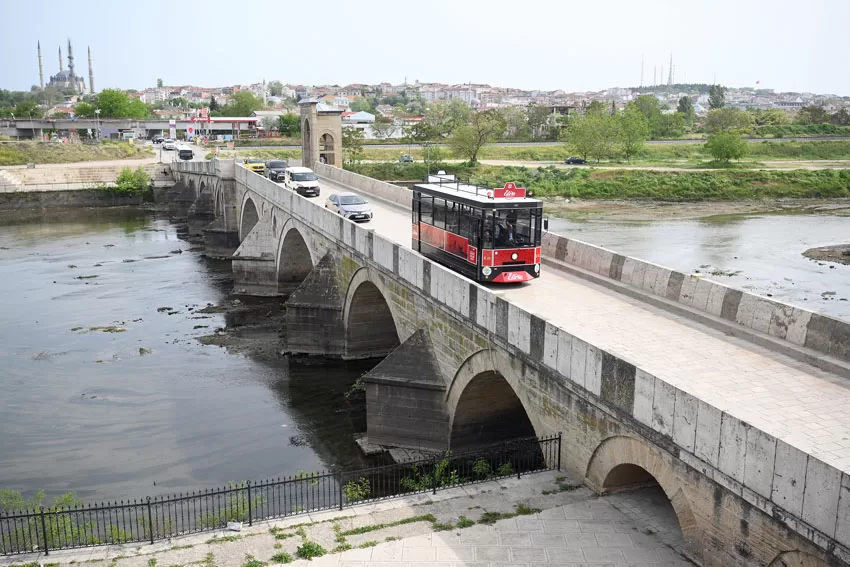 Edirne’nin nostaljik tramvay görünümlü “gezi treni” beğenildi