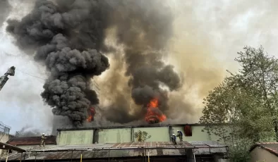İstanbul’da kapı üretilen imalathanede çıkan yangına müdahale ediliyor