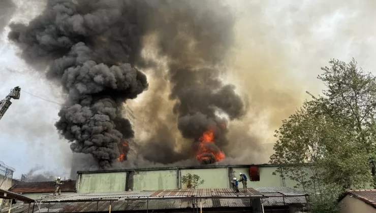İstanbul’da kapı üretilen imalathanede çıkan yangına müdahale ediliyor