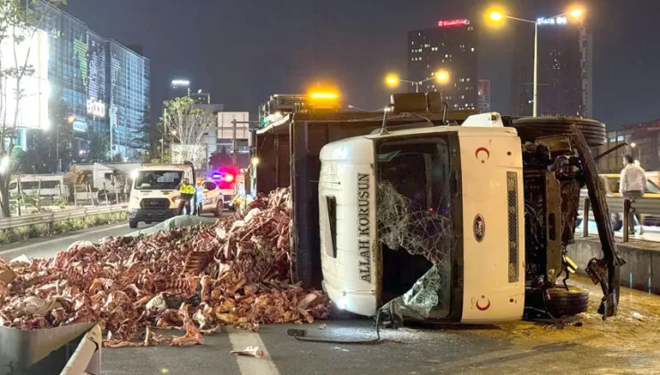 İstanbul’da sakatat yüklü kamyon devrildi, sürücü kaza yerinden kaçtı