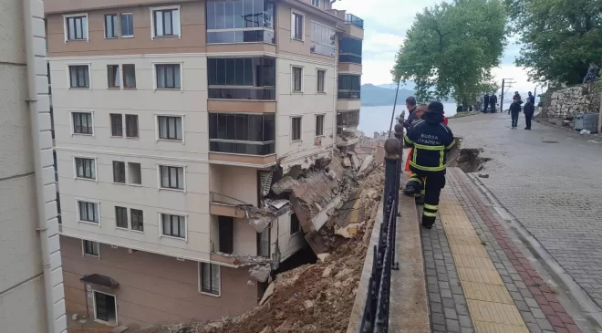 Bursa’da istinat duvarının, üzerine devrildiği apartmandaki 2 kişi yaralandı