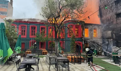 Kırklareli’nde 2 katlı tarihi binada çıkan yangına müdahale ediliyor