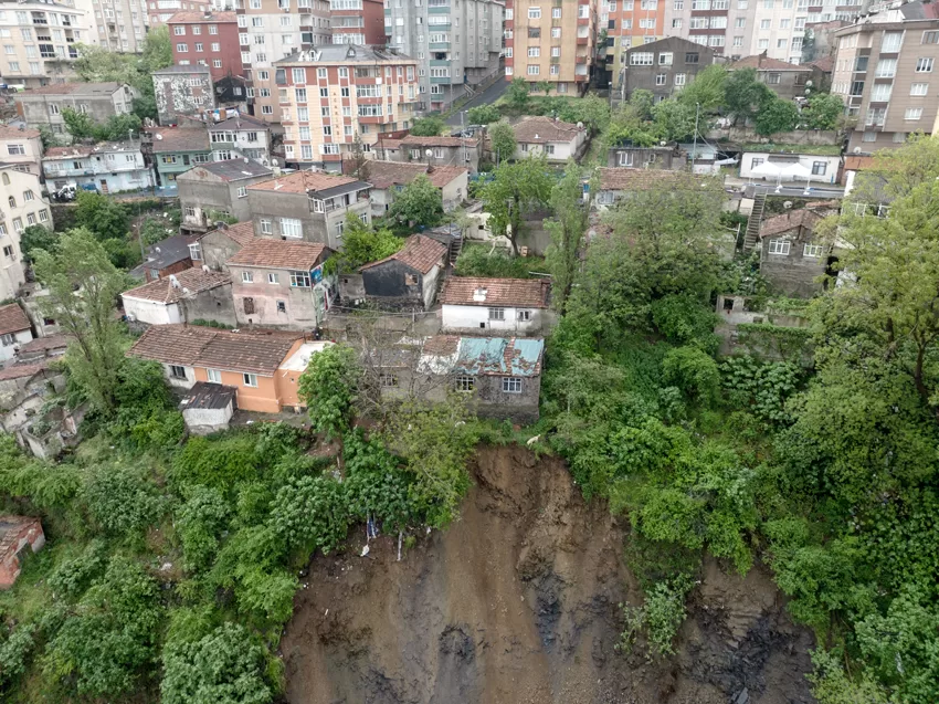 İstanbul’da toprak kayması: 30 ev boşaltıldı
