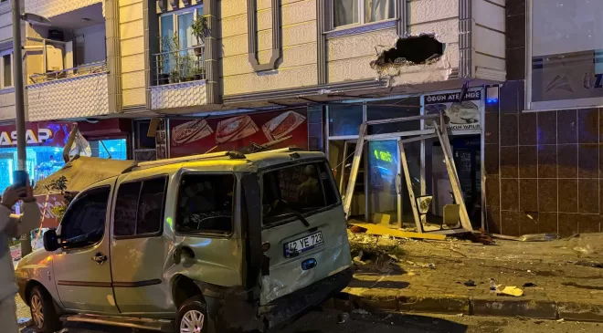 İstanbul’da kontrolden çıkan kamyon 11 araca çarptıktan sonra iş yerine girdi