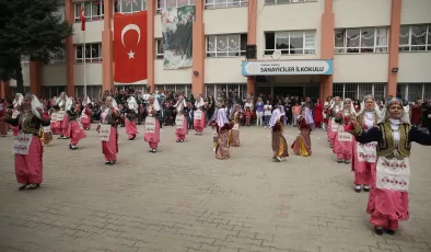 Tekirdağ’da öğrenci ve velilerinden oluşan halk oyunları ekibi zeybek gösterisi sundu