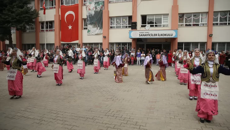 Tekirdağ’da öğrenci ve velilerinden oluşan halk oyunları ekibi zeybek gösterisi sundu
