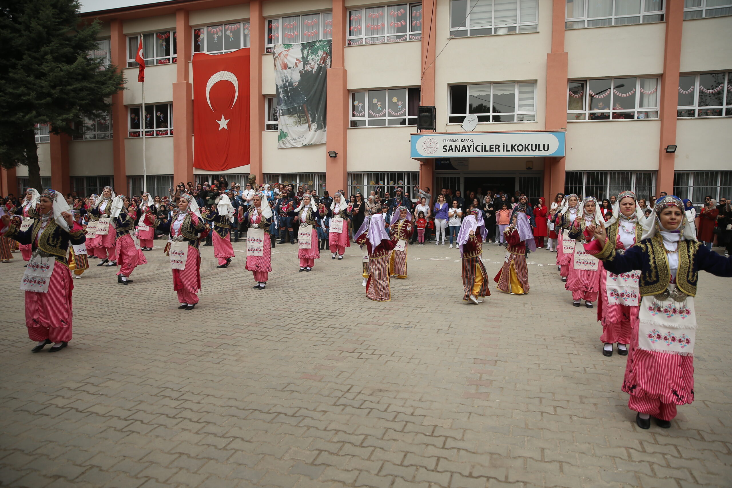 Tekirdağ’da öğrenci ve velilerinden oluşan halk oyunları ekibi zeybek gösterisi sundu
