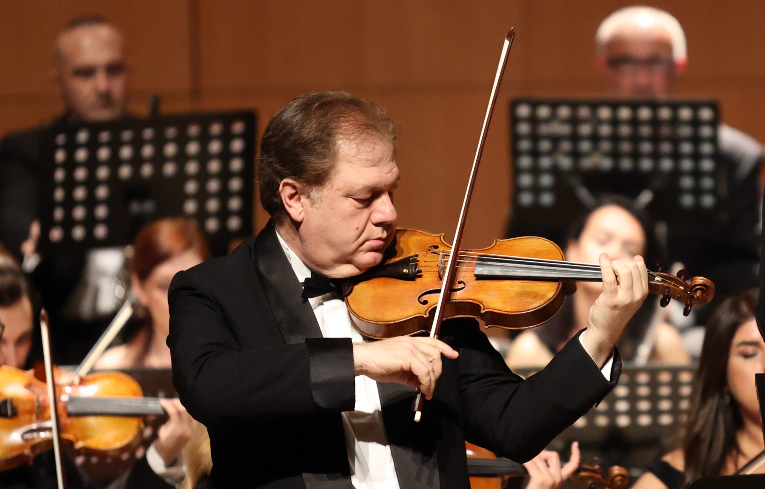 Dünyaca ünlü keman virtüözü Cihat Aşkın, Balkan Keman Festivali’nde konser verdi