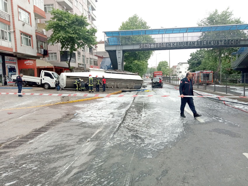 D-130 kara yolunun Gölcük kesimi, devrilen akaryakıt yüklü tanker nedeniyle ulaşıma kapandı