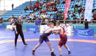 Okullar Arası Güreş Türkiye Şampiyonası Edirne’de başladı