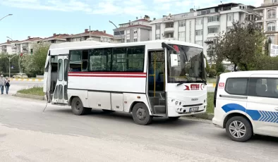 Edirne’de kamyonun çarptığı minibüsteki yolcu yaralandı