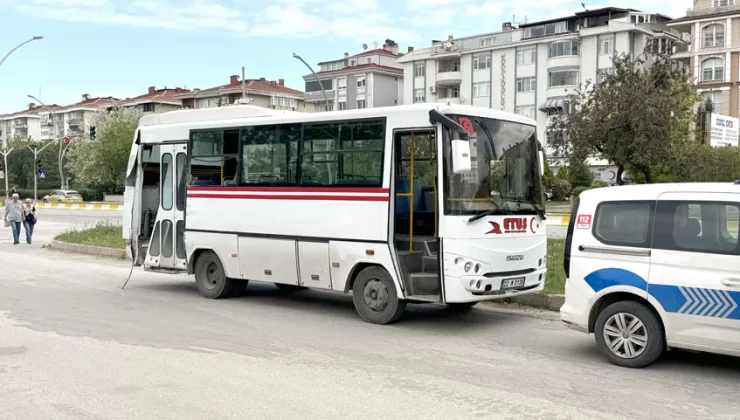 Edirne’de kamyonun çarptığı minibüsteki yolcu yaralandı