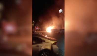 İstanbul’da park halindeki 3 otomobil yandı