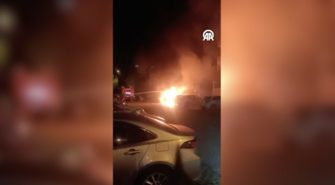 İstanbul’da park halindeki 3 otomobil yandı