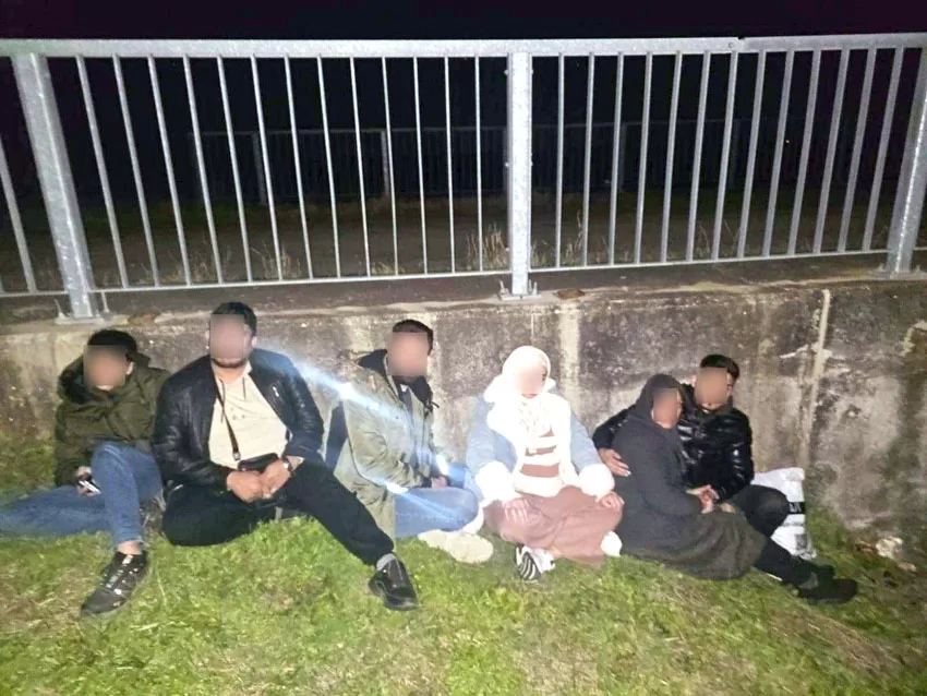 Düzensiz göçmenler ve göçmen kaçakçısı yakalandı