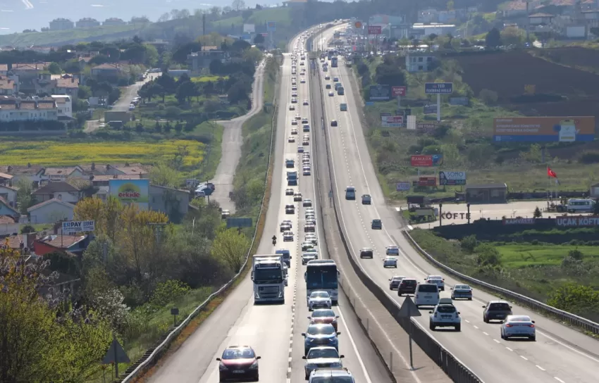 Tekirdağ-İstanbul kara yolunda bayram tatilinin son gününde dönüş yoğunluğu yaşanıyor