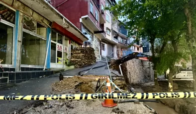 Kocaeli’de yolda meydana gelen çökme nedeniyle 5 katlı bina tahliye edildi