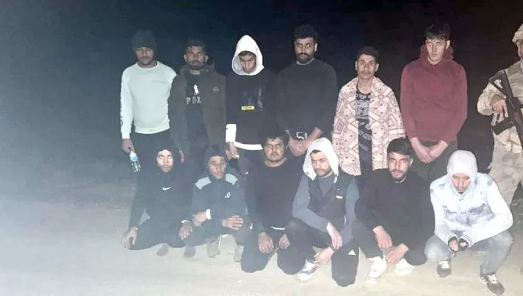 12 göçmen ve 1 göçmen kaçakçısı yakalandı