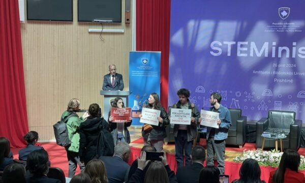 Priştine Üniversitesi Rektörü protesto edildi