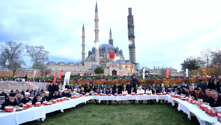 Balkanlar’ı buluşturan Selimiye Meydanı’ndaki iftara 5 bin kişi katıldı