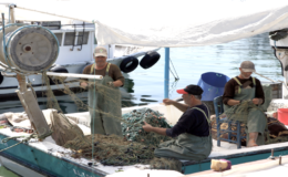 Kıyıya çekilen balıkçılar yeni av sezonuna hazırlanacak